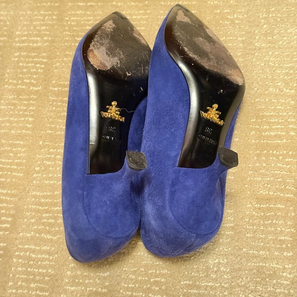 Blue suede Prada kitten heels. Size 38. - Picture 5 of 7